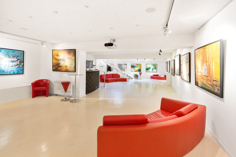 Characterful Faubourg Saint Germain Gallery Space - Image 3