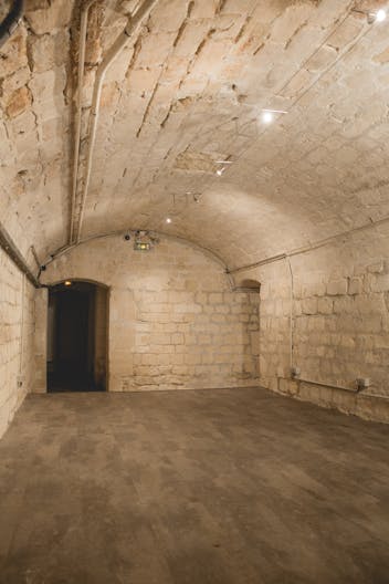 Generous Space in Passage Choiseul - Image 3