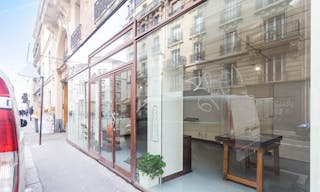 Bright Canal St-Martin Boutique - Image 2