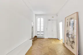 Incredible Saint-Honore Showroom - Image 8