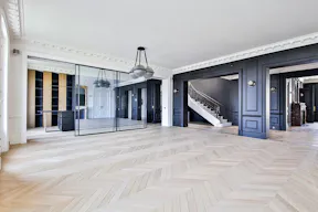 Incredible Space on Avenue Georges V - Image 0