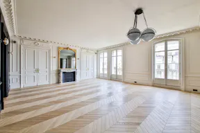 Incredible Space on Avenue Georges V - Image 2