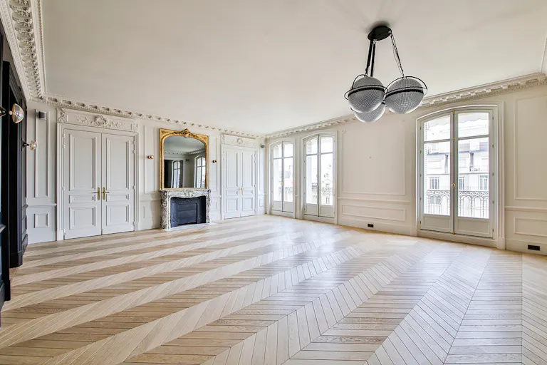 Incredible Space on Avenue Georges V - Image 2