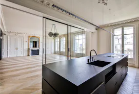 Incredible Space on Avenue Georges V - Image 3