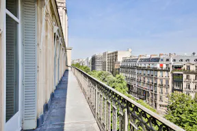 Incredible Space on Avenue Georges V - Image 4