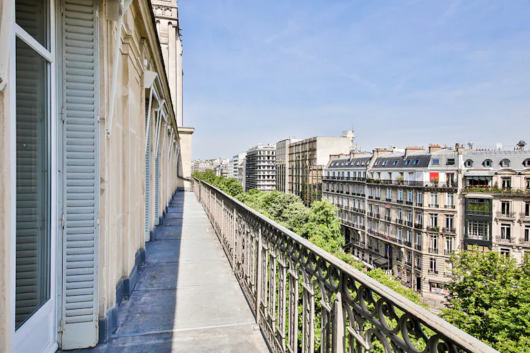 Incredible Space on Avenue Georges V - Image 4