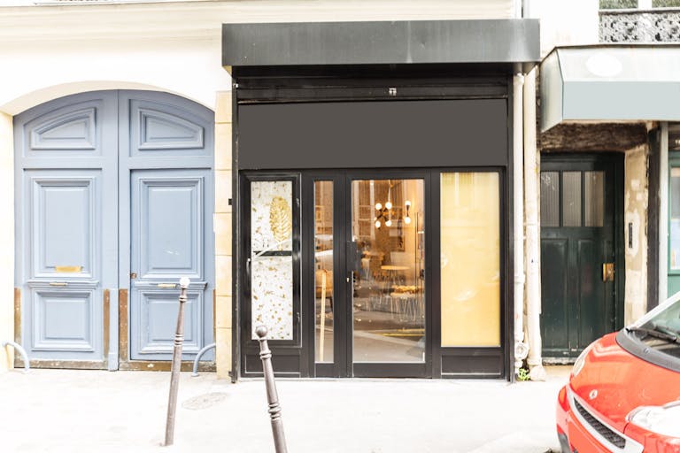 Smart Pop-Up Shop in Le Marais - Image 3