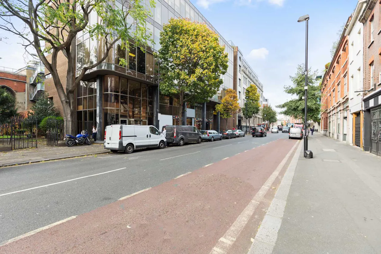 Modern Clerkenwell Showroom - Image 1