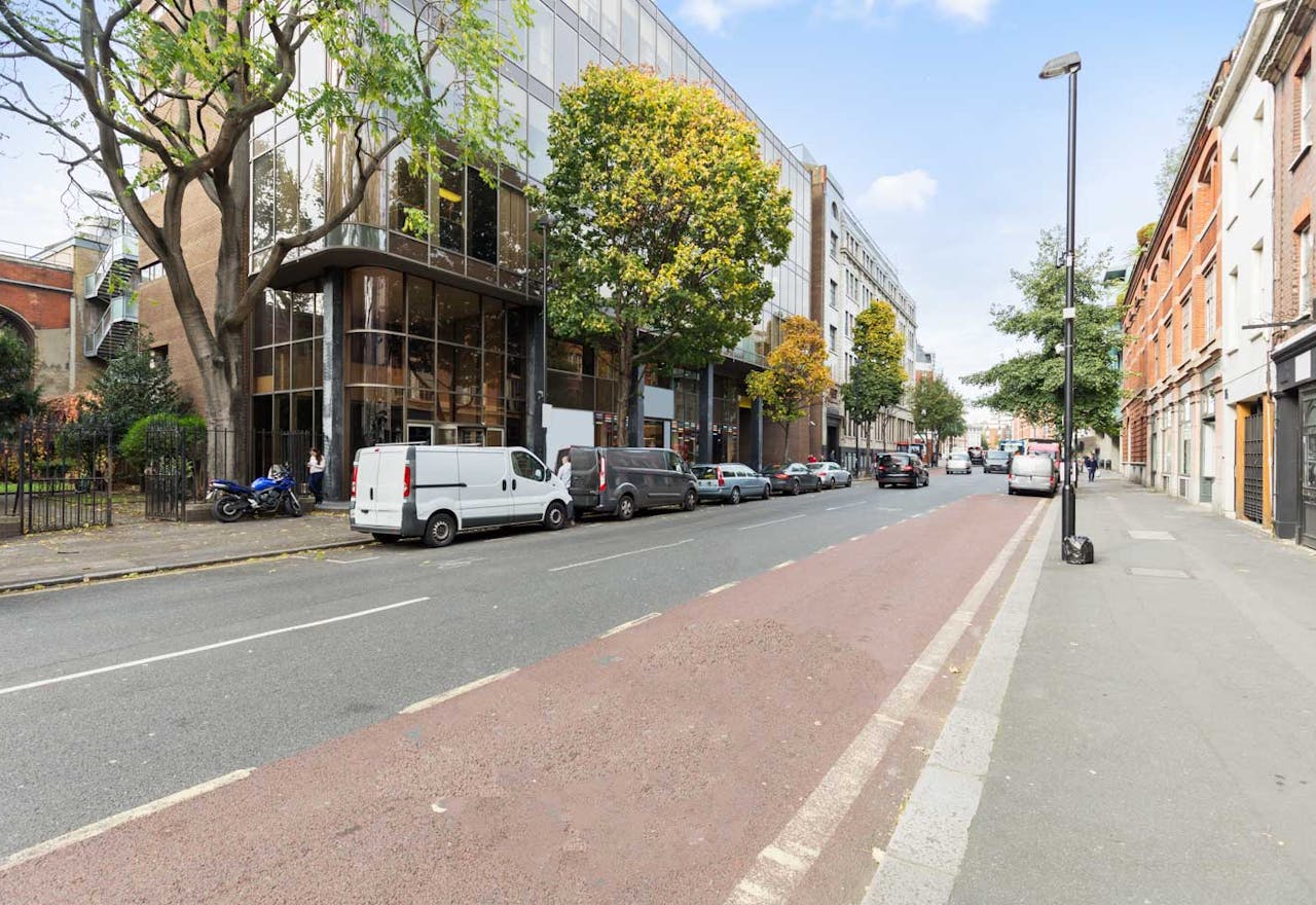 Modern Clerkenwell Showroom - Image 1