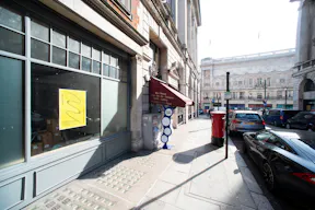 Elegant Mayfair Retail Boutique - Image 2