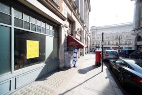 Elegant Mayfair Retail Boutique - Image 2