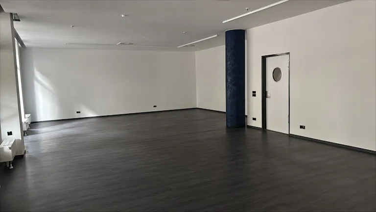 Prime Showroom Space with High Visibility in Berlin - Image 1