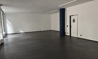 Prime Showroom Space with High Visibility in Berlin - Image 1