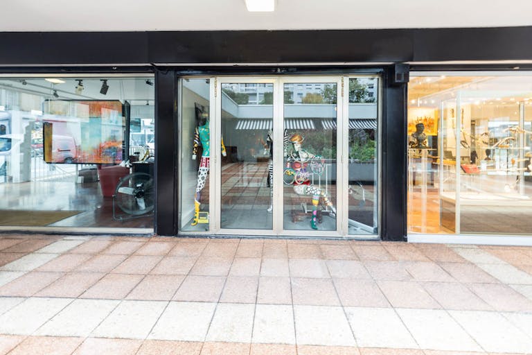 Gallery Near the Eiffel Tower - Image 1