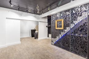 Gallery Near the Eiffel Tower - Image 2