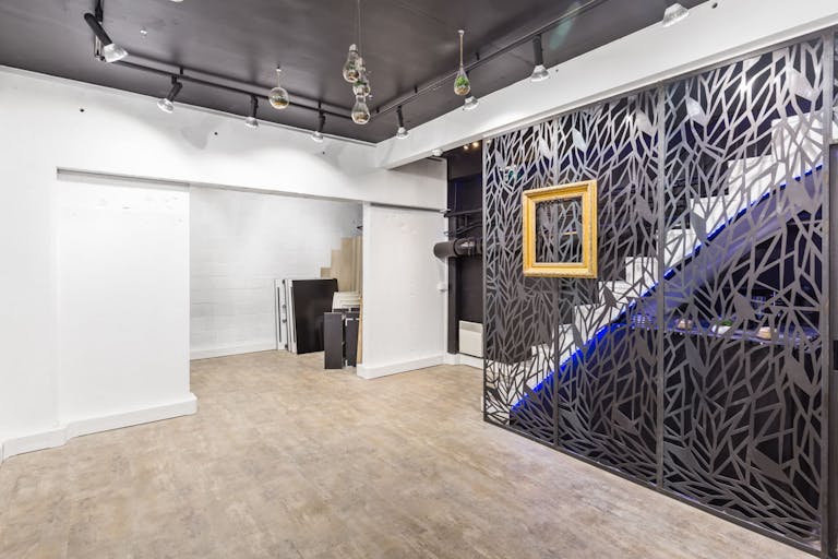 Gallery Near the Eiffel Tower - Image 2