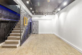 Gallery Near the Eiffel Tower - Image 3