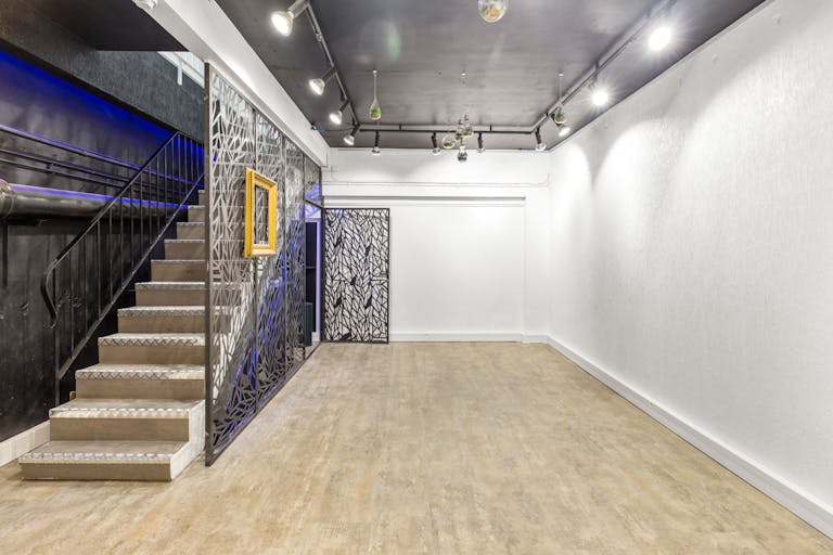 Gallery Near the Eiffel Tower - Image 3