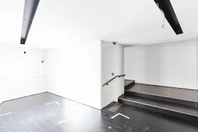 Retail Space in Paris 6th - Image 2
