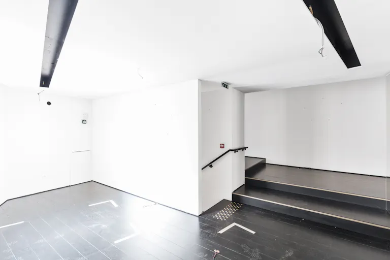 Retail Space in Paris 6th - Image 2