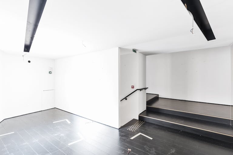 Retail Space in Paris 6th - Image 2