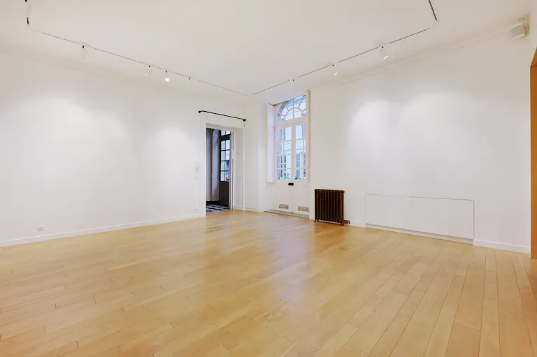 Une galerie confidentielle avec une adresse remarquable - Image 4