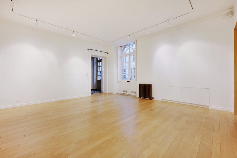 Une galerie confidentielle avec une adresse remarquable - Image 4