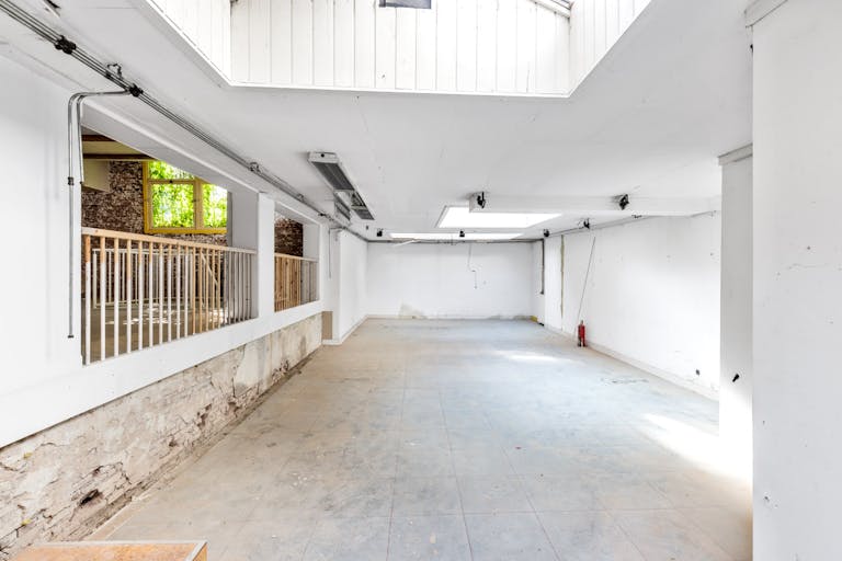 Spacious Venue in Canal District - Image 3