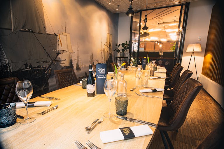 Elegant City Center Meeting Room - Image 0