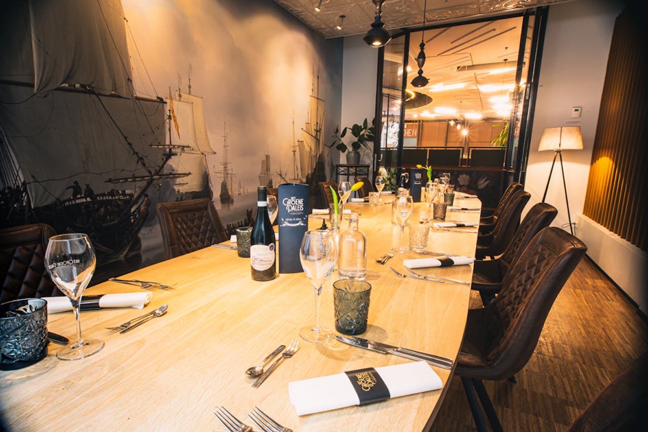 Elegant City Center Meeting Room - Image 0