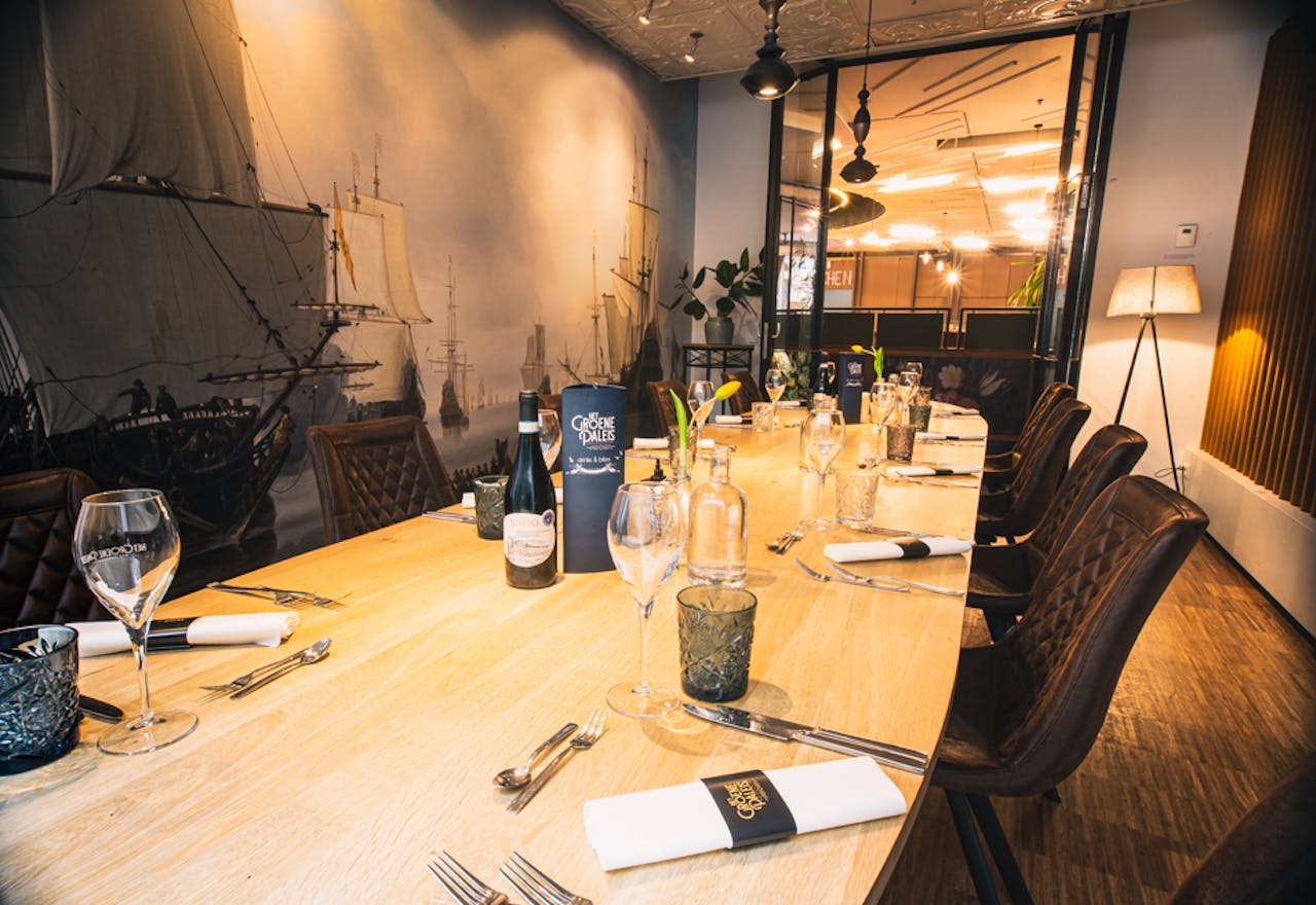 Elegant City Center Meeting Room - Image 0