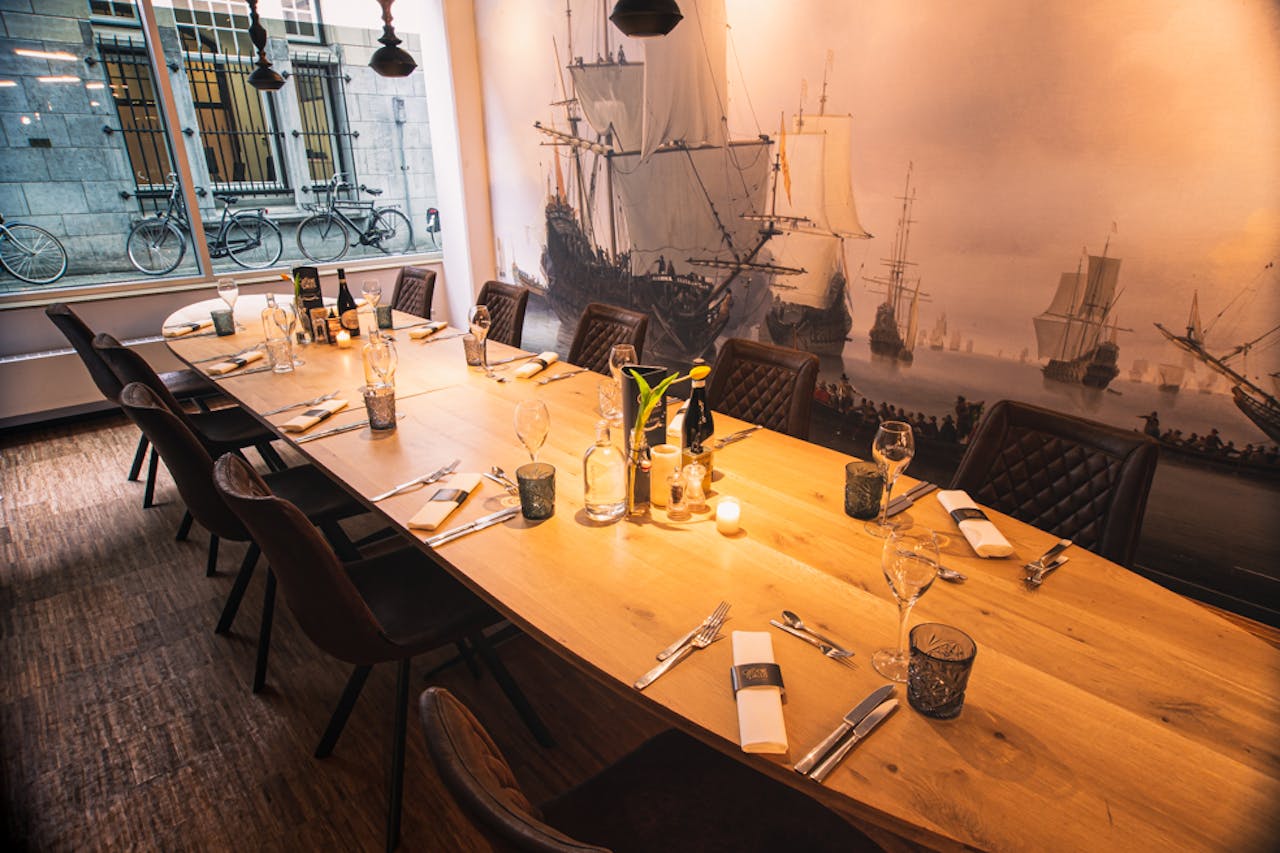 Elegant City Center Meeting Room - Image 1