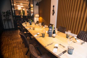 Elegant City Center Meeting Room - Image 2