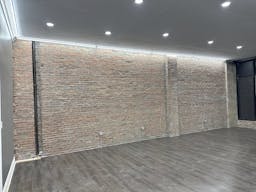 Pilsen commercial space - perfect for pop-up store/art gallery/ private sale - Image 9