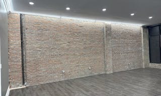 Pilsen commercial space - perfect for pop-up store/art gallery/ private sale - Image 9