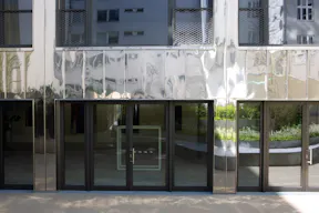 Puristic Art Gallery with beautiful Garden  - Image 2