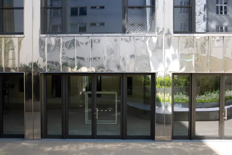 Puristic Art Gallery with beautiful Garden  - Image 2