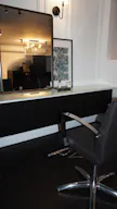 Prime retail location - Elegant boutique and salon located on Melrose, next to the pink wall - Image 4