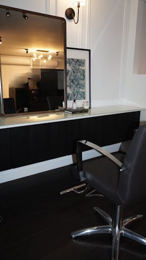 Prime retail location - Elegant boutique and salon located on Melrose, next to the pink wall - Image 4