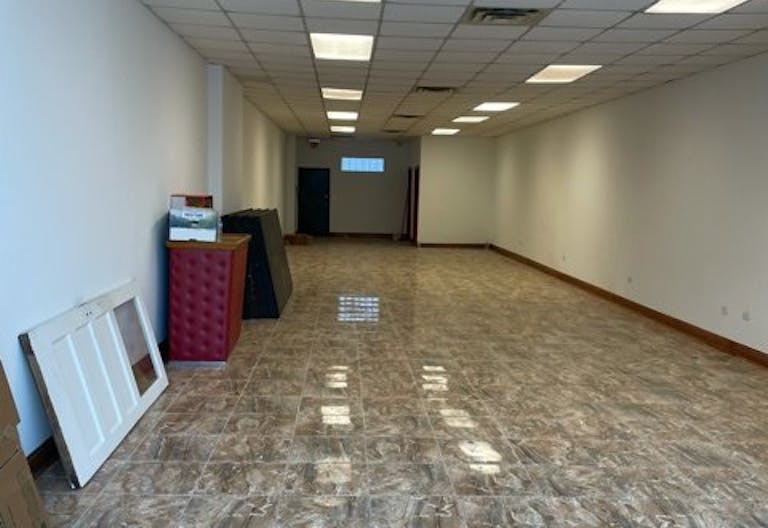 Blank canvas store front/creative space - Image 2