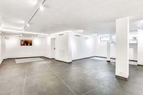 Art Gallery Near Champs-Elysées - Image 0