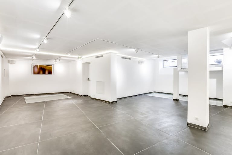 Art Gallery Near Champs-Elysées - Image 0