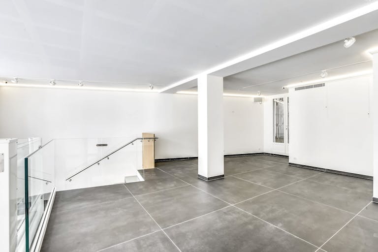 Art Gallery Near Champs-Elysées - Image 4