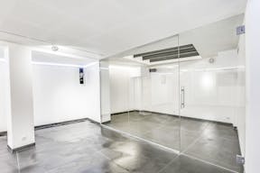 Art Gallery Near Champs-Elysées - Image 8