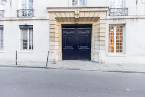 Classic Le Marais Art Gallery - Image 5