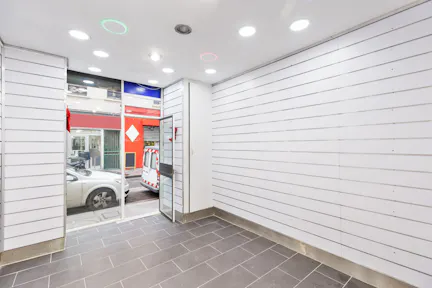 Bright white-box near to Bastille - Image 0