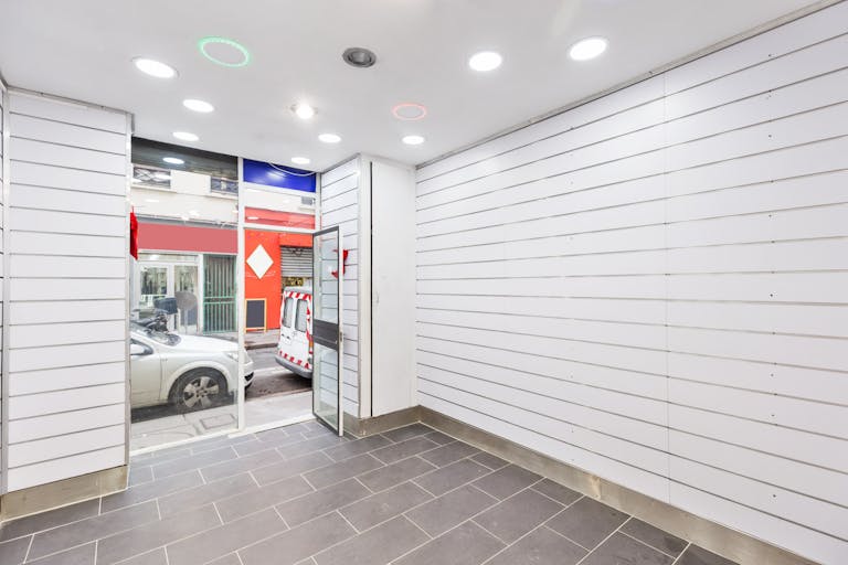 Bright white-box near to Bastille - Image 0