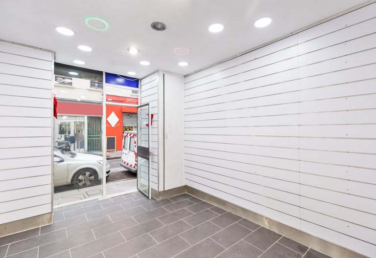 Bright white-box near to Bastille - Image 0