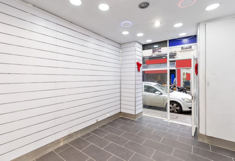 Bright white-box near to Bastille - Image 1