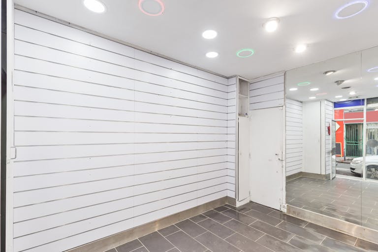 Bright white-box near to Bastille - Image 3